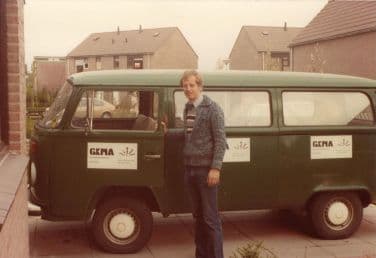 Vanuit de huiskamer met garage